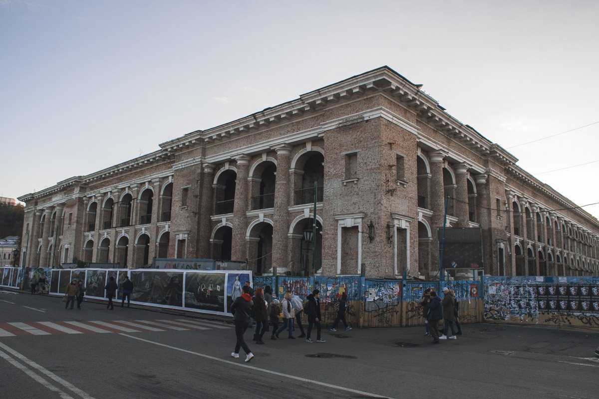 Тогда же ремонтные работы начались для того, чтобы позже сделать из здания торговый центр Тогда же ремонтные работы начались для того, чтобы позже сделать из здания торговый центр