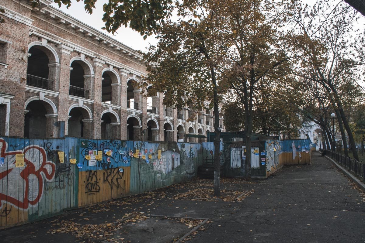 Но этим планам было не суждено сбыться и Гостиный двор продолжил разрушаться и заростать кустарниками и деревьями Но этим планам было не суждено сбыться и Гостиный двор продолжил разрушаться и заростать кустарниками и деревьями