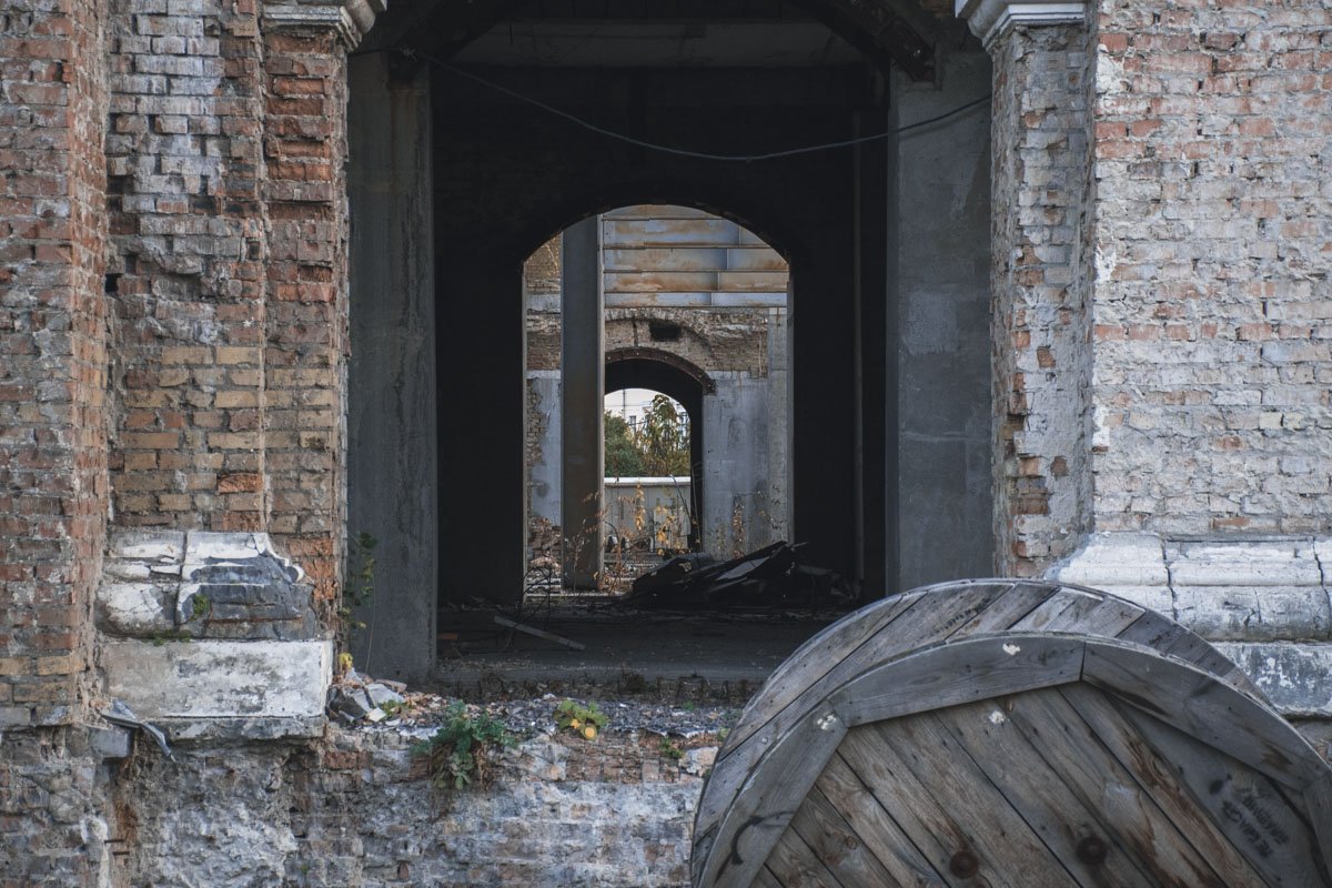 Еще с зимы 2013 года здание стоит без крыши, окон и штукатурки Еще с зимы 2013 года здание стоит без крыши, окон и штукатурки