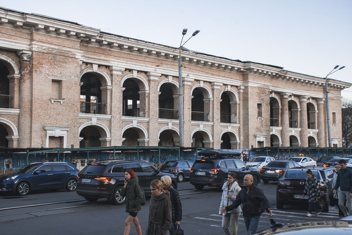 Пока жителям столицы остается лишь лицезреть полуразрушенное здание в самом живописном районе Киева Пока жителям столицы остается лишь лицезреть полуразрушенное здание в самом живописном районе Киева