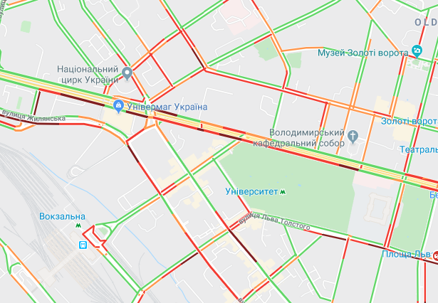 Ведь в самом центре города прорвало трубу и провалился асфальт