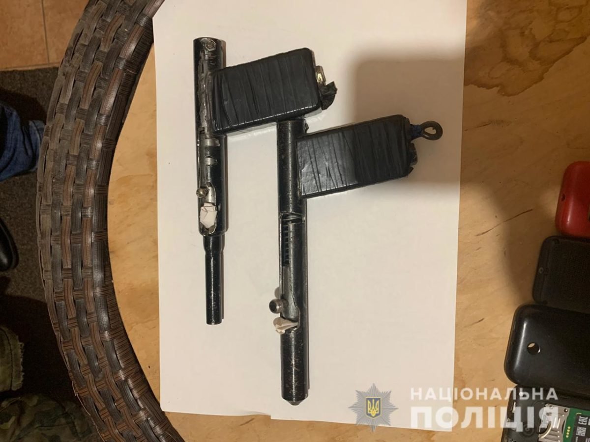 Под Киевом три грабителя распылили газ в лицо женщине Под Киевом три грабителя распылили газ в лицо женщине