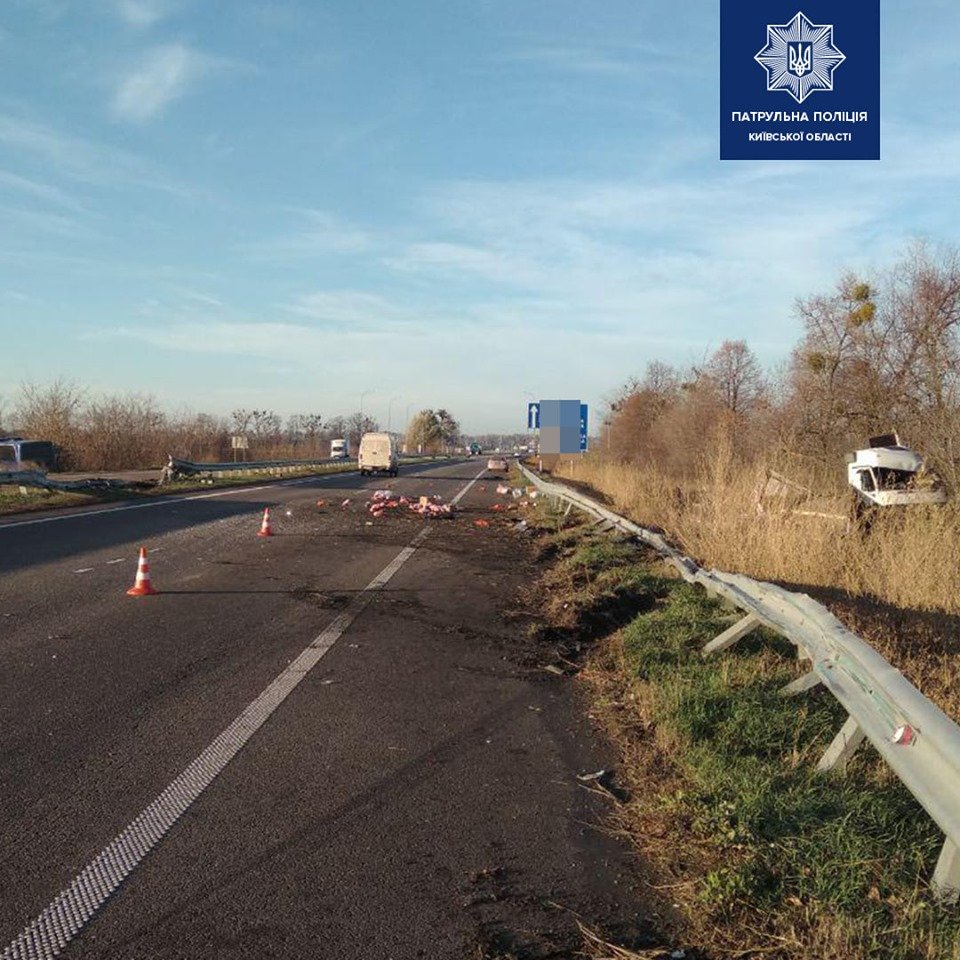 6 ноября, на 100 километре трассы Киев - Харьков произошла авария с участием двух автомобилей 6 ноября, на 100 километре трассы Киев - Харьков произошла авария с участием двух автомобилей