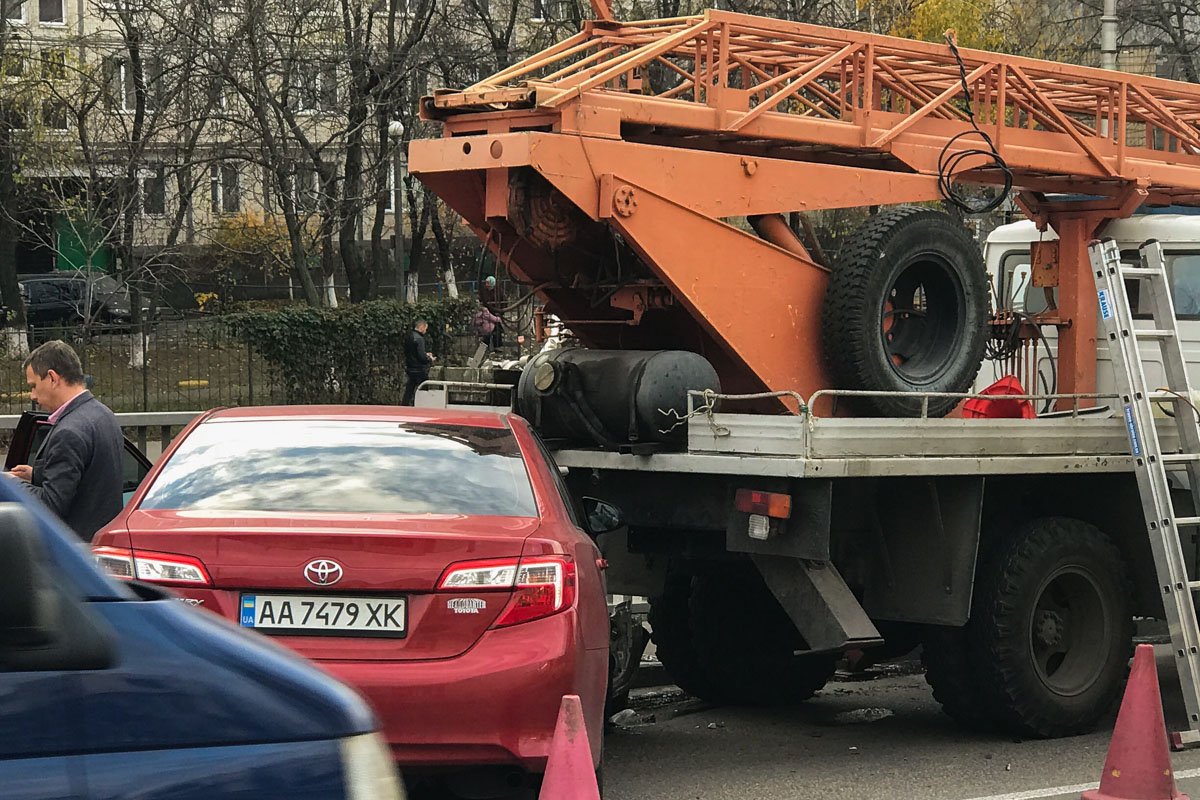 В Киеве на Науки около 14:20 произошло ДТП