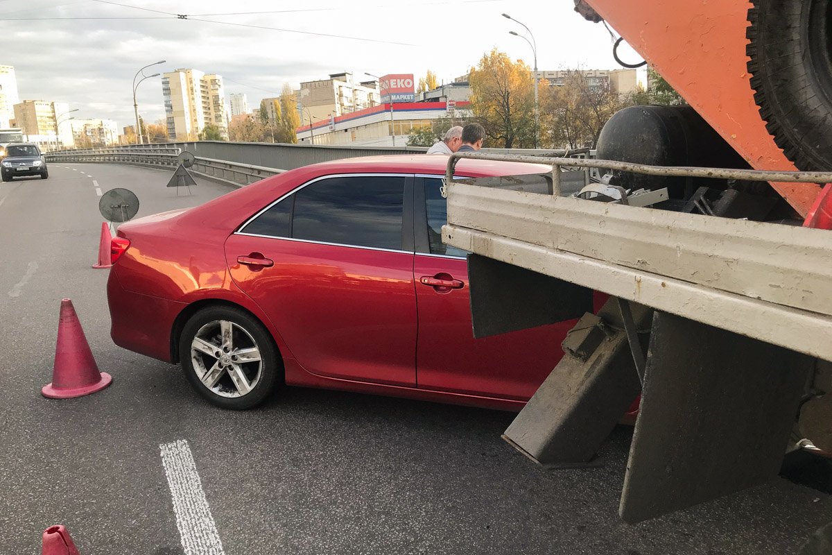 После этого Camry отбросило на левую полосу, где стоял автомобиль дорожной службы