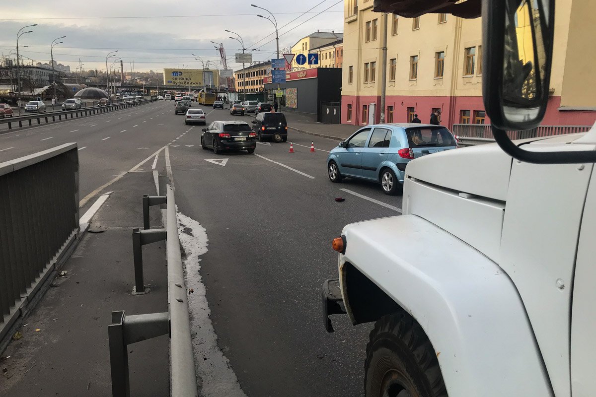 После аварии водитель такси выставил запаску на проезжую часть и пропал