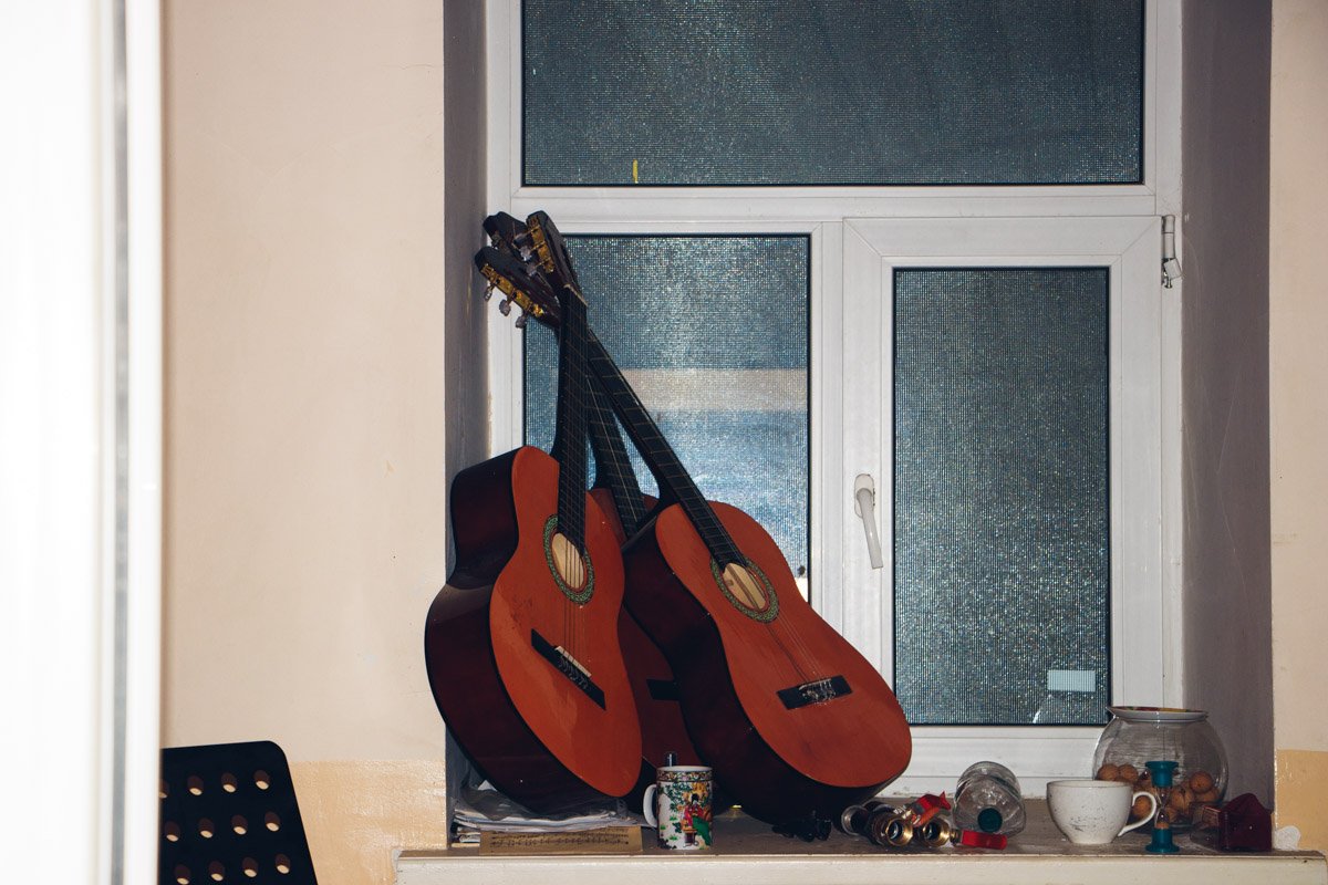 Пока жильцы пытаются понять, как жить в полусгоревшем и затопленном доме дальше, в его подвале работает музыкальная школа