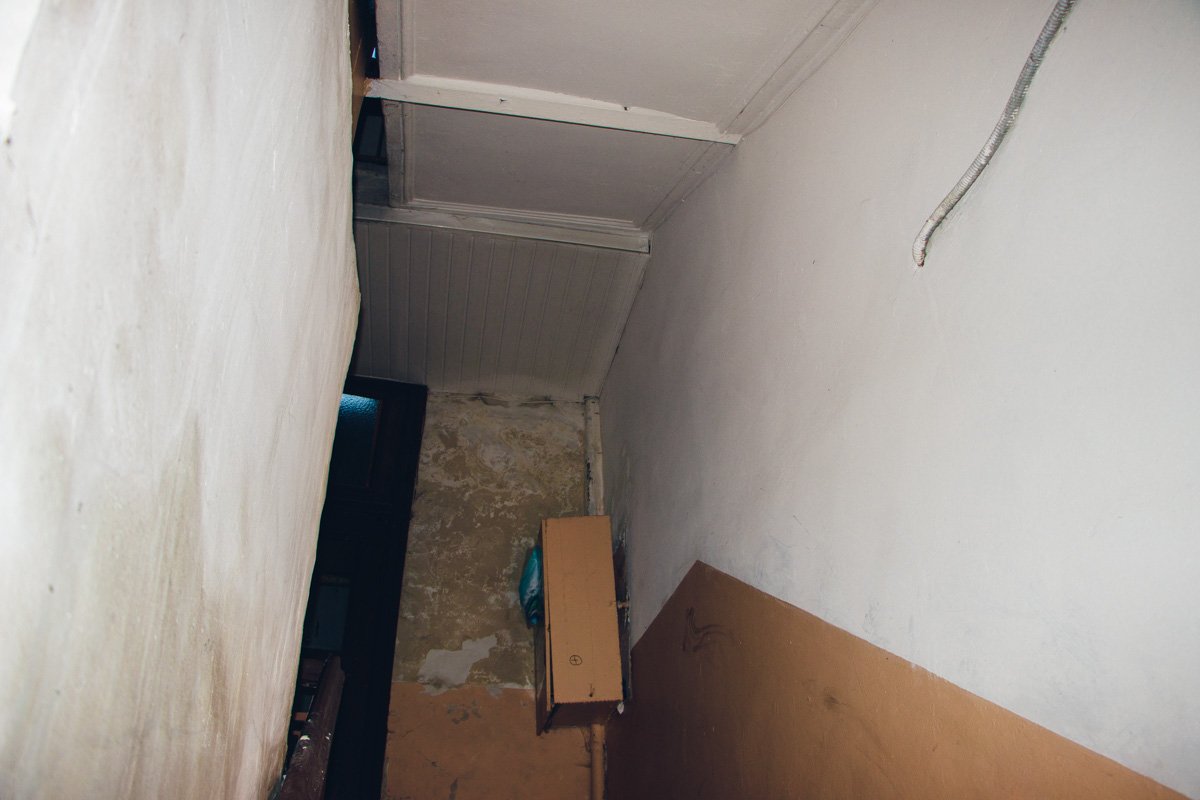 Дети спокойно ходят на занятия и с интересом наблюдают, как люди выносят из подъезда куски сгоревшей мебели и мокрые вещи