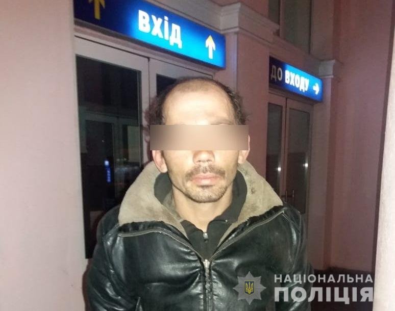 Под Киевом мужчина напал на женщину и ограбил ее Под Киевом мужчина напал на женщину и ограбил ее