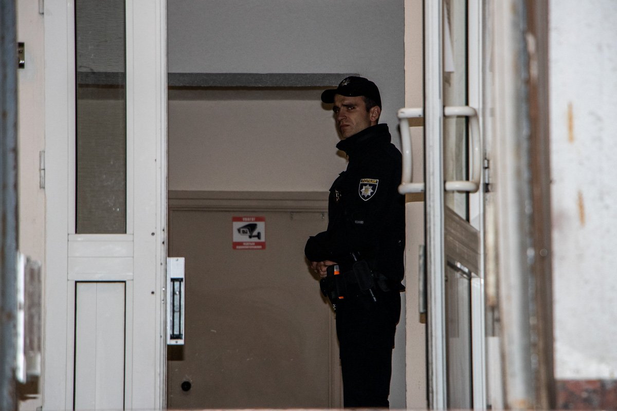 На курок ружья нажал должник в подъезде 