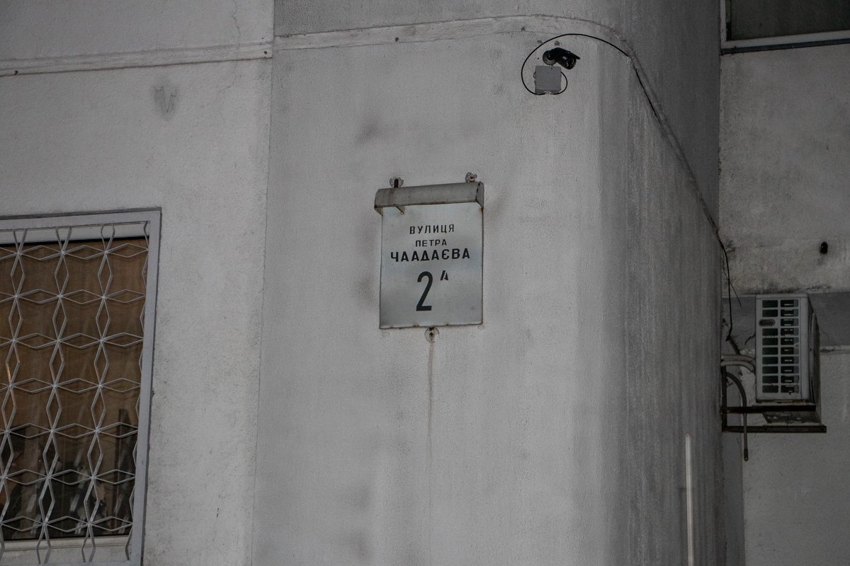 Пострадавшего с огнестрельными ранами ног забрали в больницу 