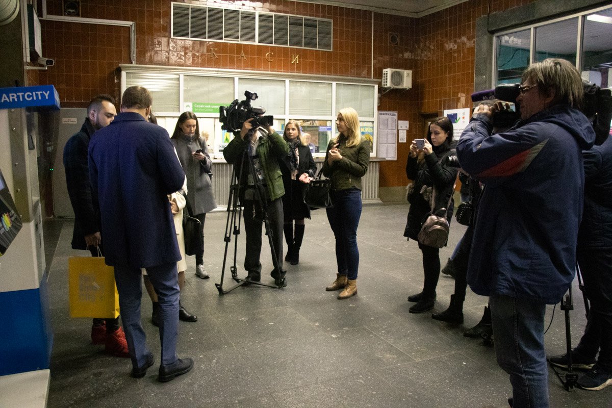 В вестибюле станции метро "Крещатик" пассажиры, которые оплатили 10-миллионную поездку при помощи Kyiv Smart Card, получили призы от города В вестибюле станции метро "Крещатик" пассажиры, которые оплатили 10-миллионную поездку при помощи Kyiv Smart Card, получили призы от города