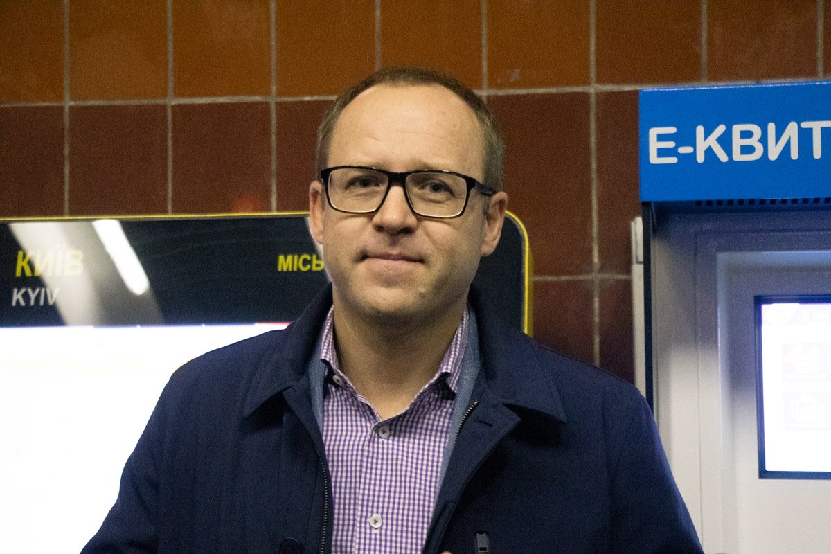 Подарки счастливчикам вручал директор Департамента информационно-коммуникационных технологий КГГА Юрий Назаров Подарки счастливчикам вручал директор Департамента информационно-коммуникационных технологий КГГА Юрий Назаров