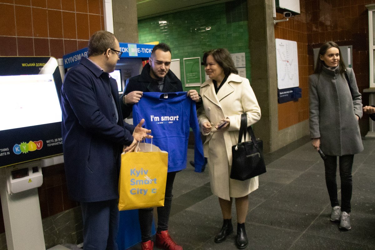 Подарками стали фирменные свитшот, носки и павербанк Подарками стали фирменные свитшот, носки и павербанк