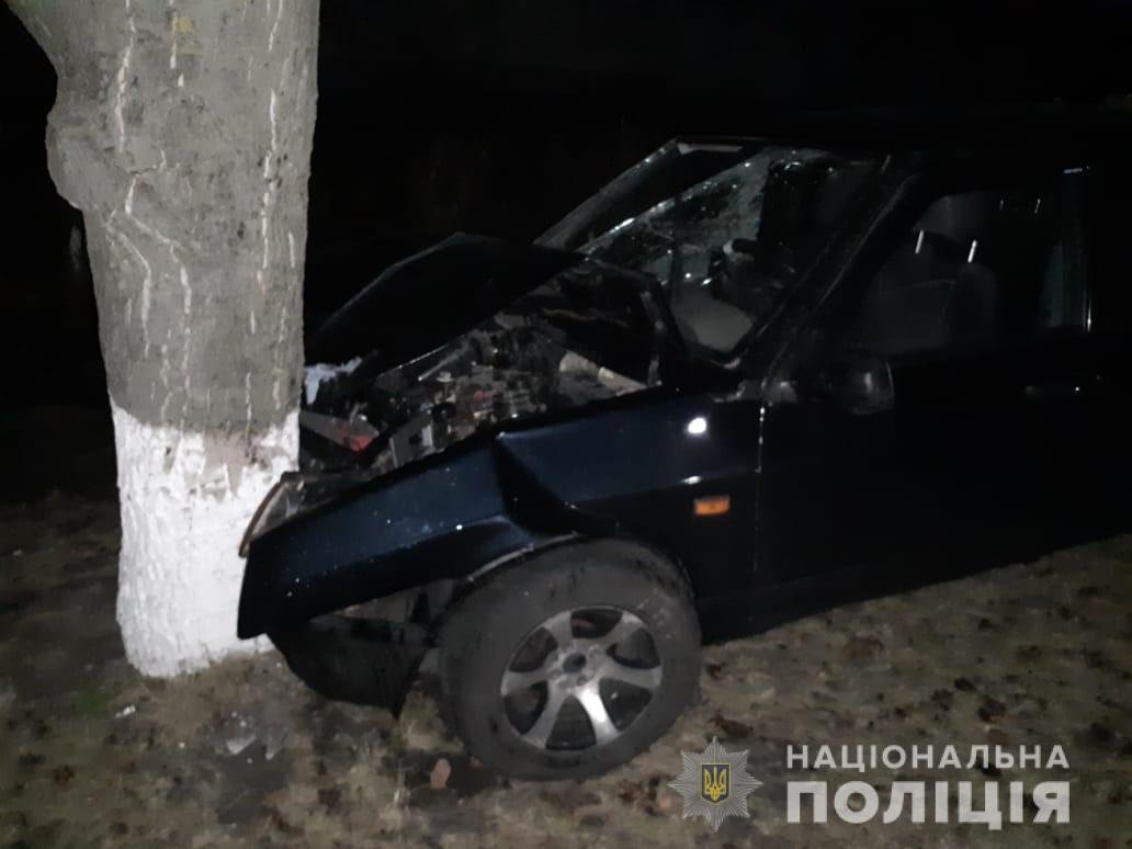 В результате авто врезалось в столб, а также сбило пешехода В результате авто врезалось в столб, а также сбило пешехода