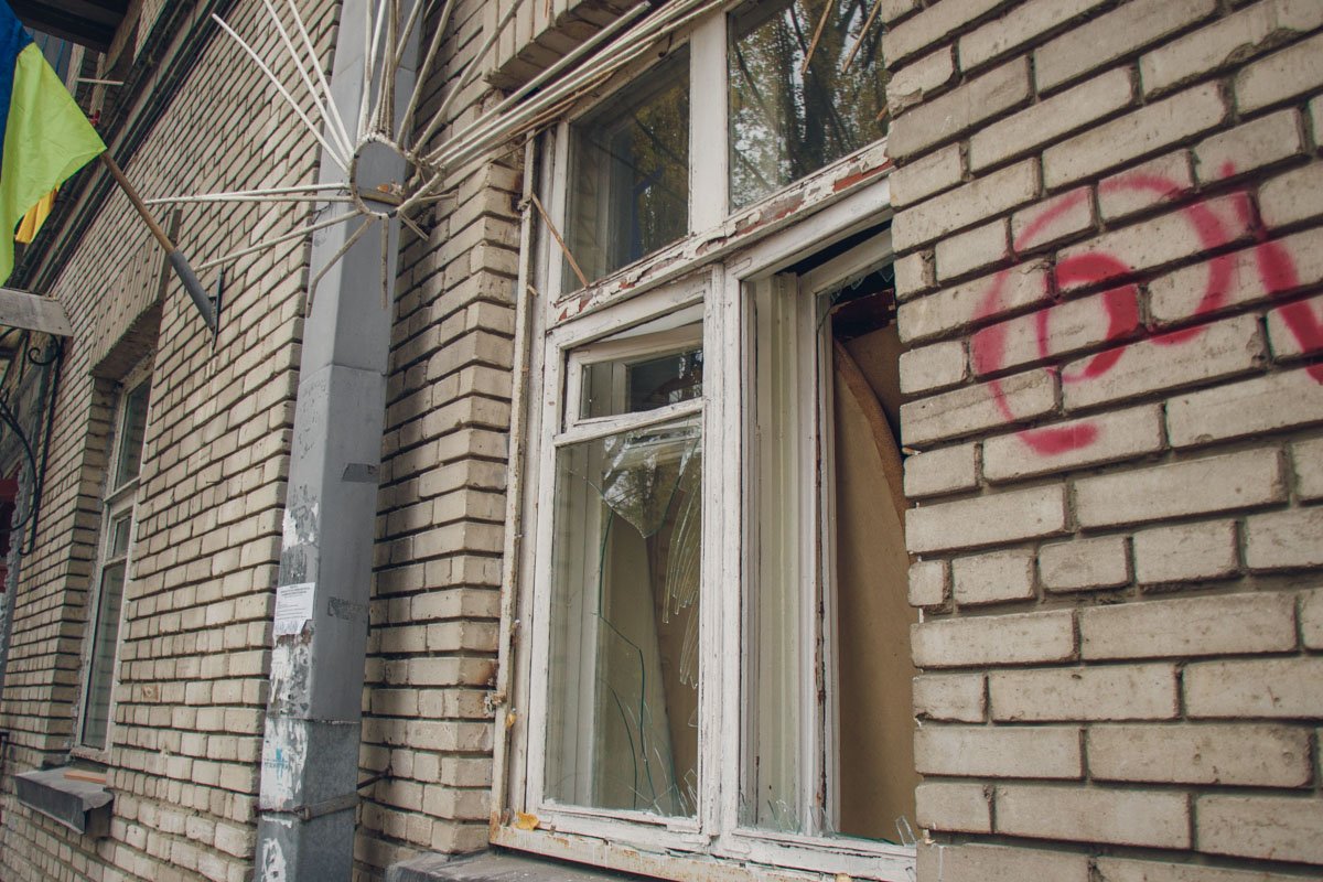 Неизвестные люди не только избили людей, но и начали врываться в квартиры, бить окна и баррикадироваться внутри
