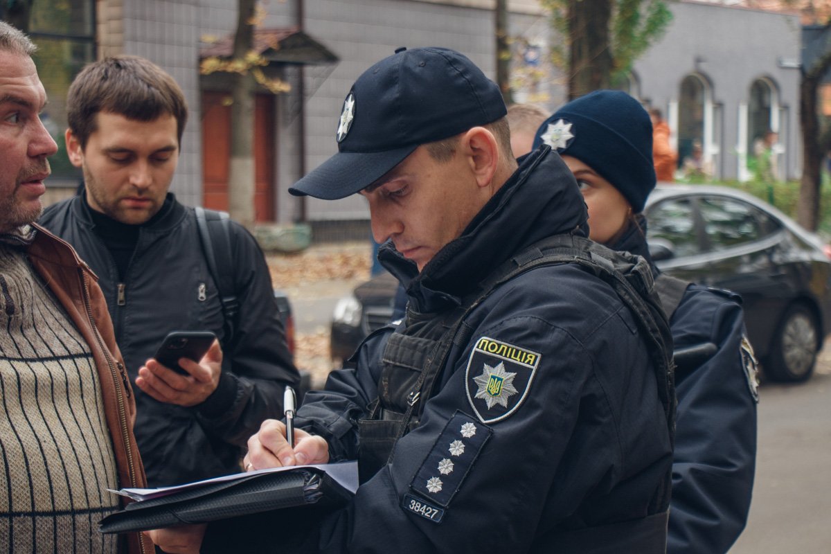 В итоге на место прибыла полиция, которая задержала часть нападавших