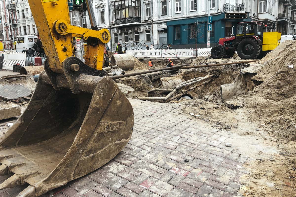 На месте работает спецтехника