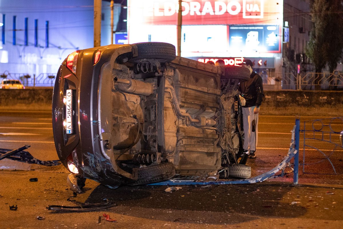 На проспекте Степана Бандеры произошла авария с участием автомобиля Hyundai Accent службы такси Bolt