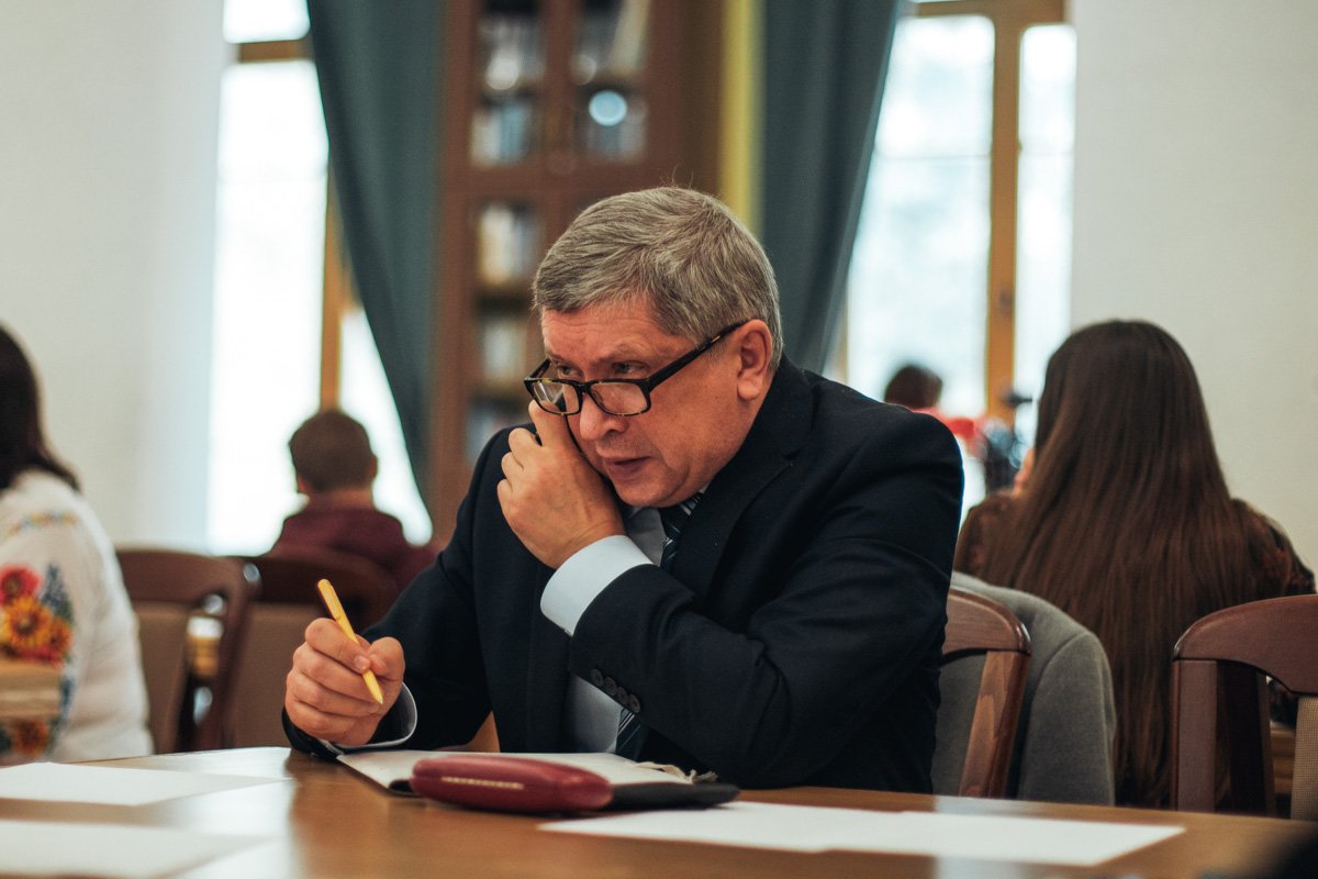 Деякі працівники мерії писали диктант разом із гостями 