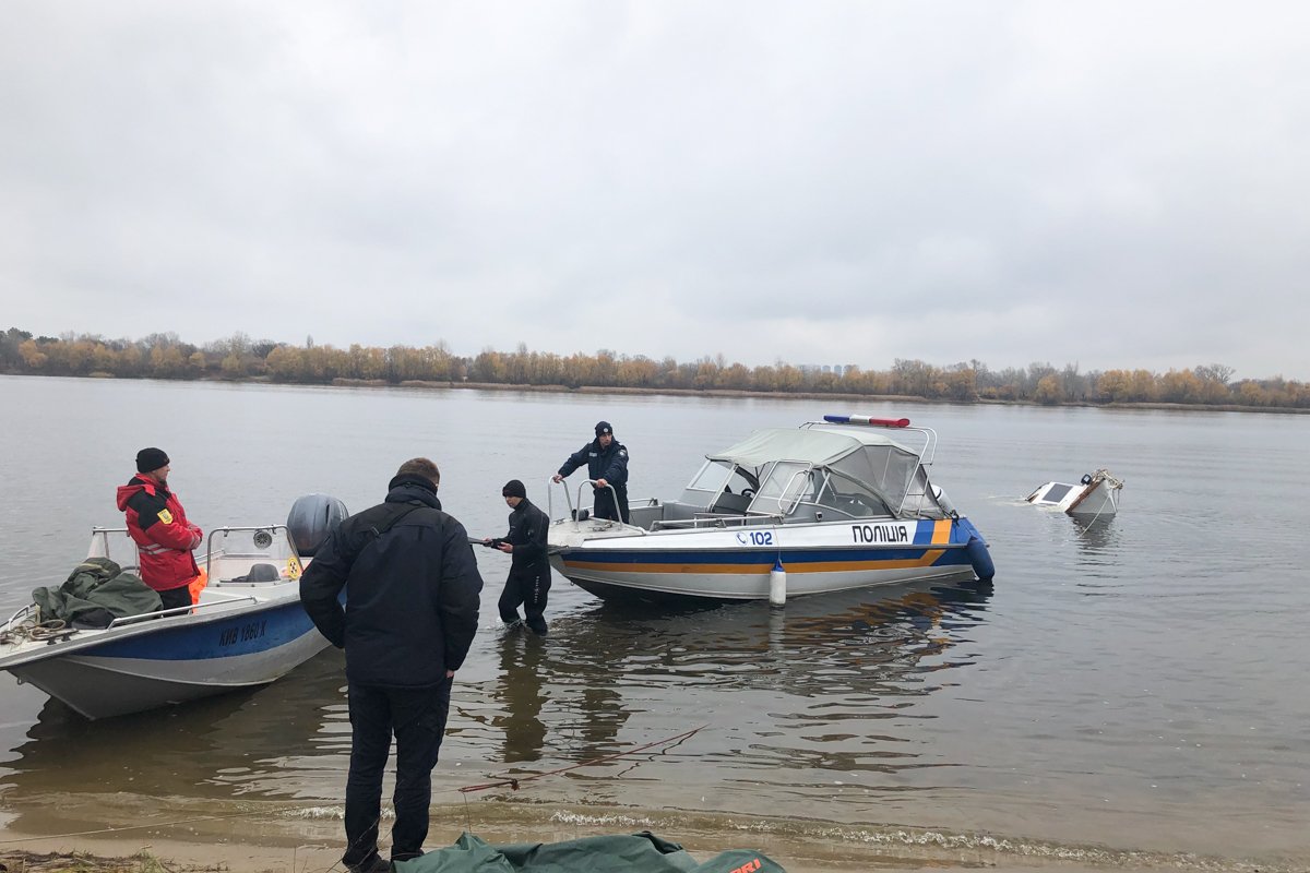 В пятницу, 8 ноября, в Оболонском районе Киева работники проплывающего теплохода обратили внимание на затонувший катер