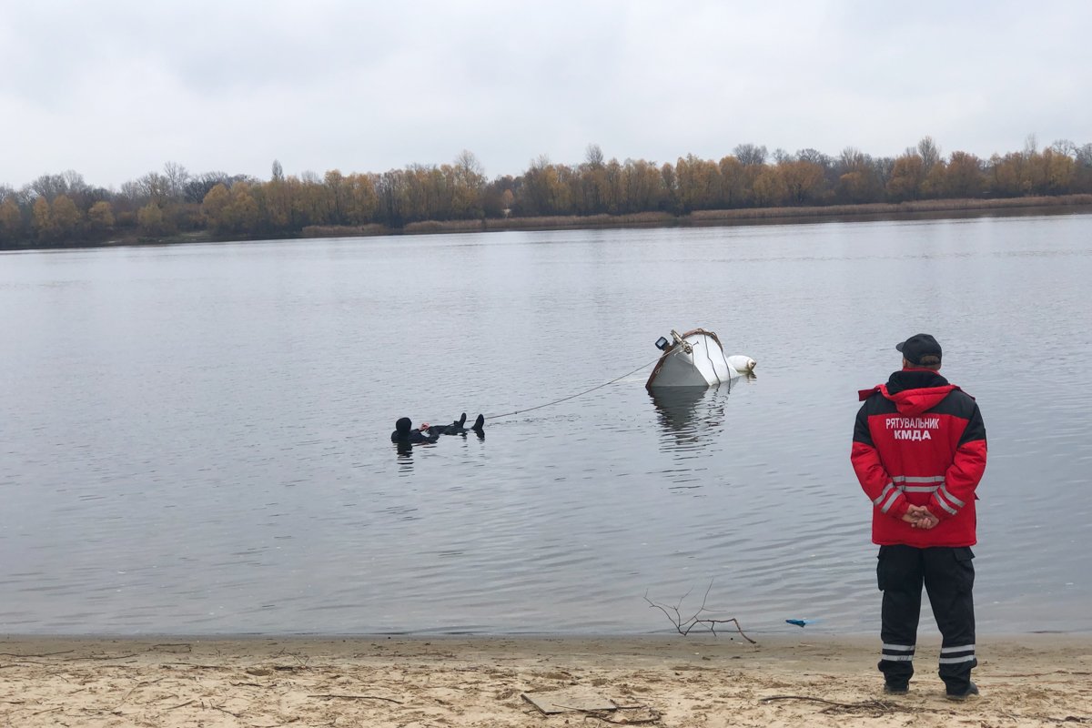 Затонувшее судно притянули к берегу между Собачьим устьем и Верблюжим заливом