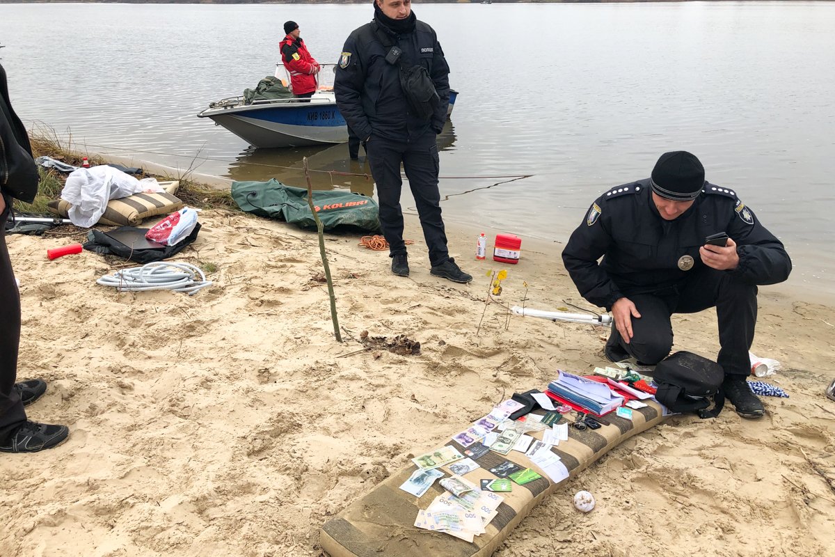 После транспортировки судна к берегу, водолазы обследовали транспортное средство