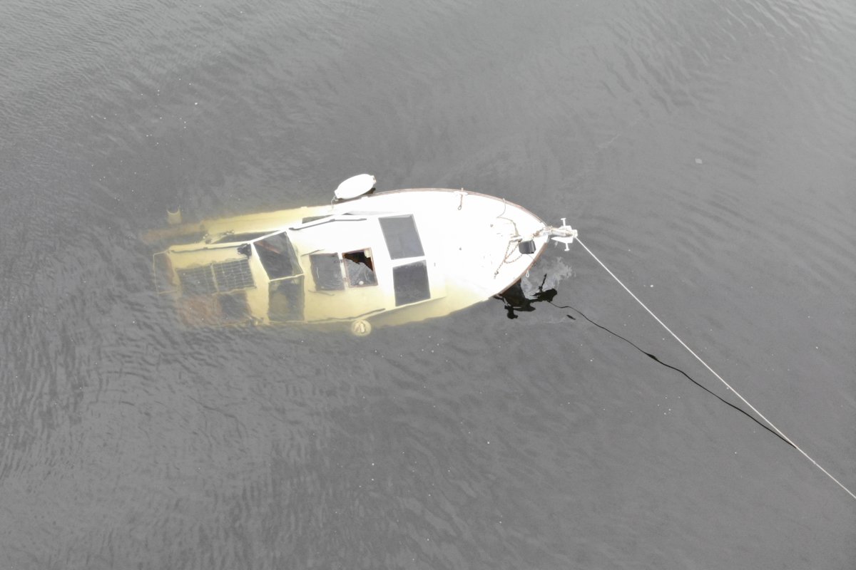 Предварительно, она образовалась в результате столкновения с буйом, после чего заполнилась водой и пошла ко дну