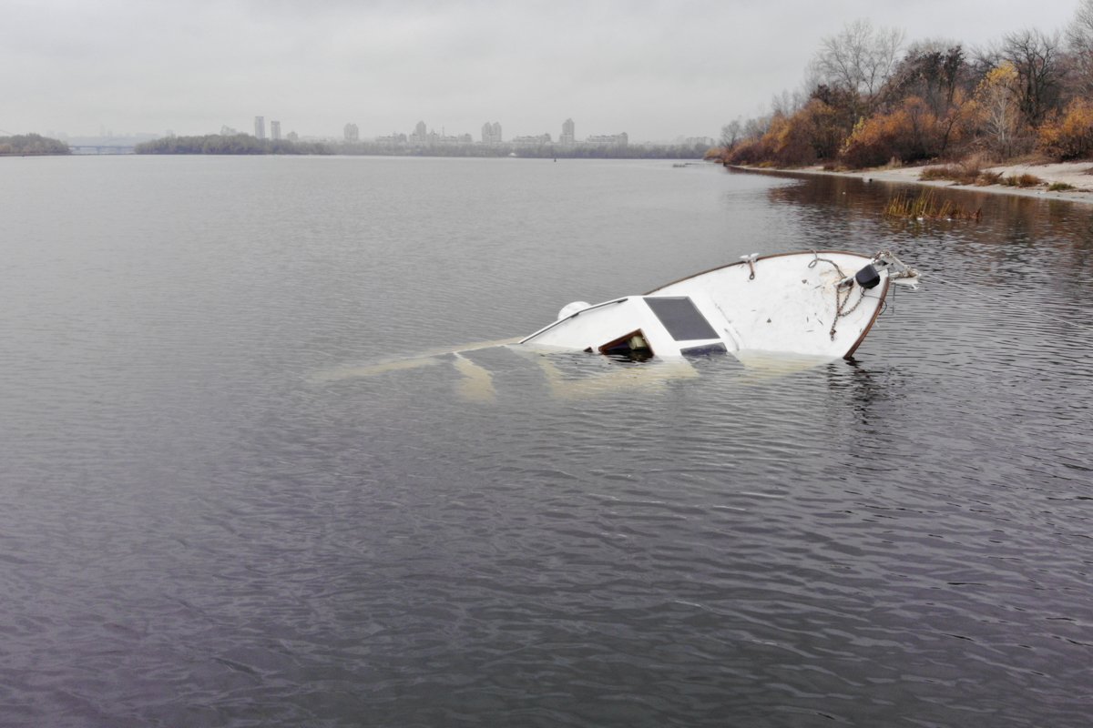 В яхте нашли документы, благодаря которым удалось найти владельца судна