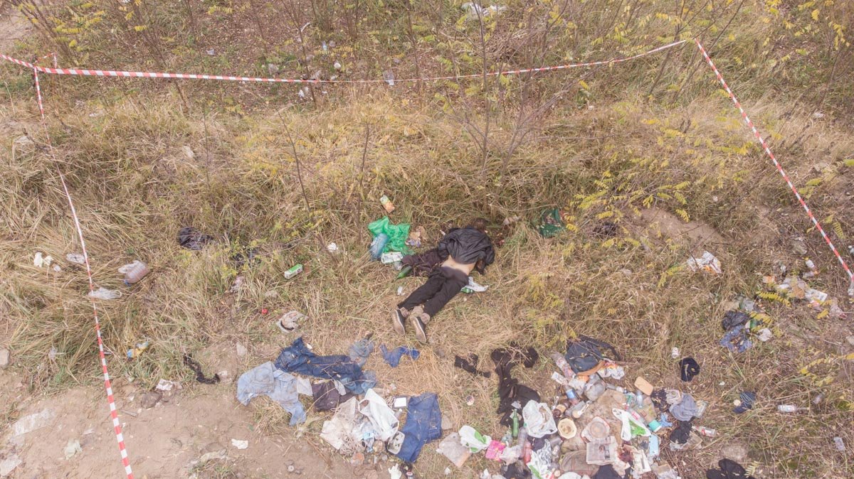 Тело находилось на пустыре в одном из углублений Тело находилось на пустыре в одном из углублений