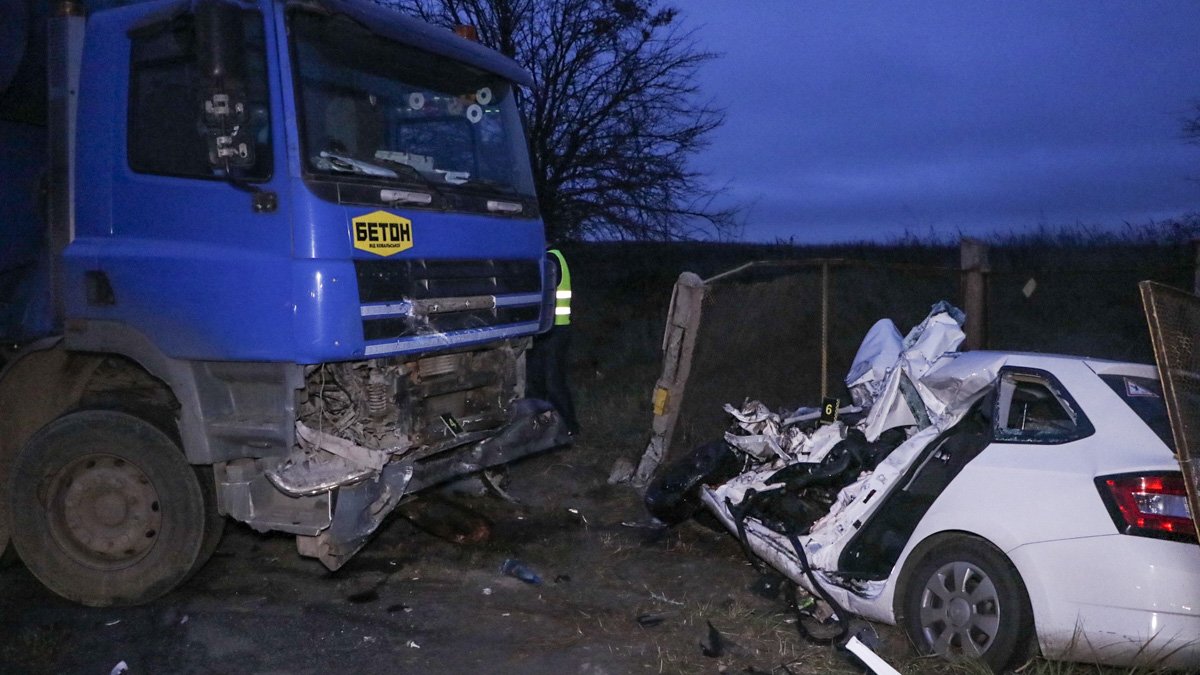 Бетономешалка вылетела на встречку и снесла автомобиль Skoda Бетономешалка вылетела на встречку и снесла автомобиль Skoda