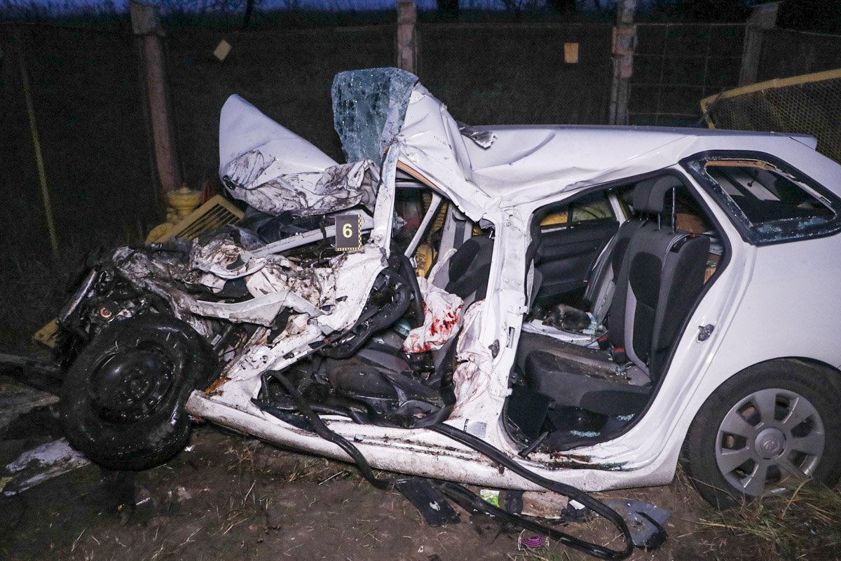 Тело девушки доставали из раздавленного от удара автомобиля спасатели Тело девушки доставали из раздавленного от удара автомобиля спасатели