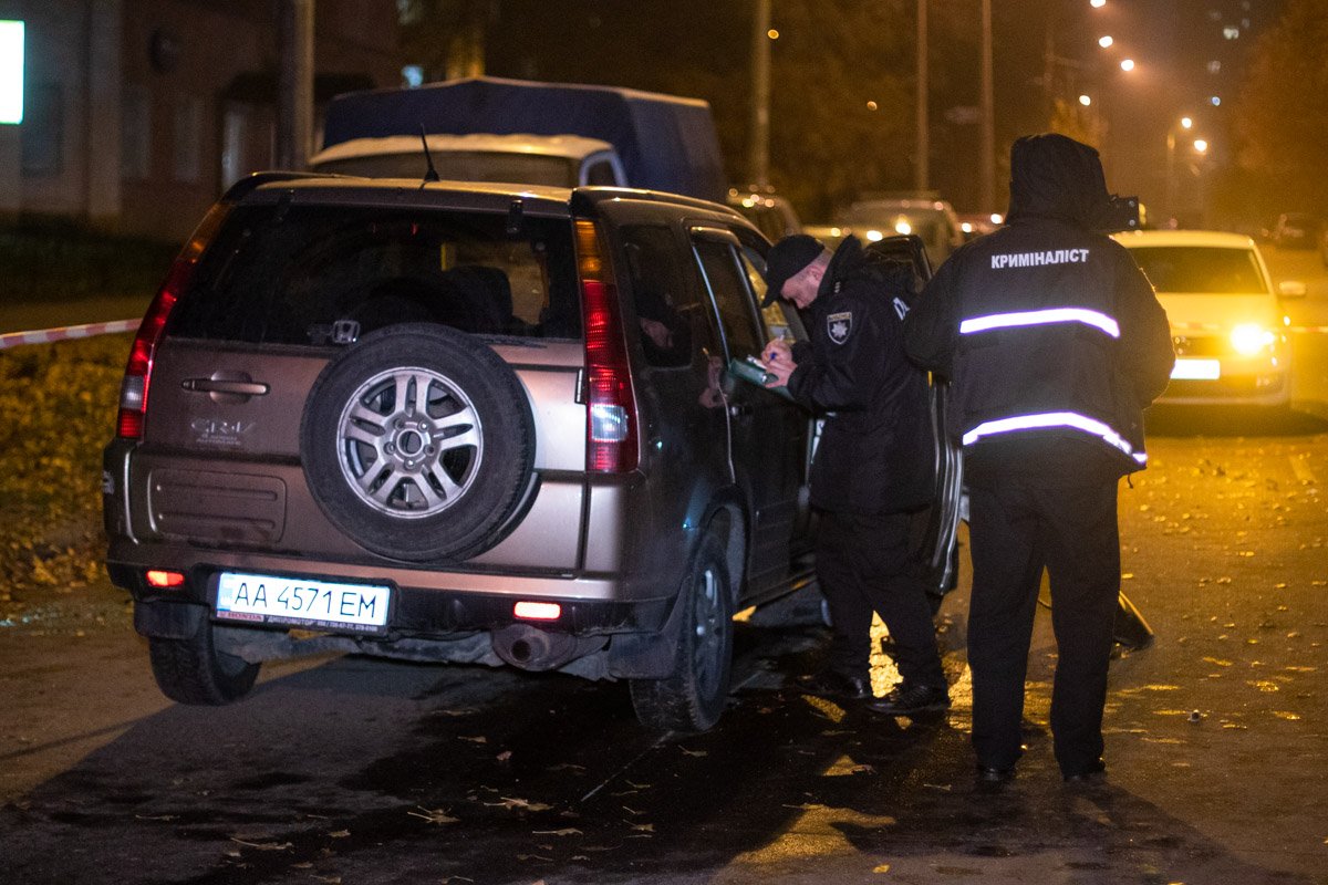 Правоохранители обыскали салон внедорожника