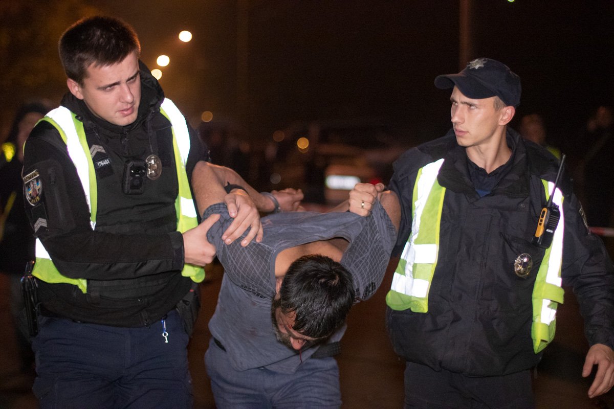 Мужчина, насколько позволяло его состояние, отрицал, что пакет с травой принадлежит емуМужчина, насколько позволяло его состояние, отрицал, что пакет с травой принадлежит ему