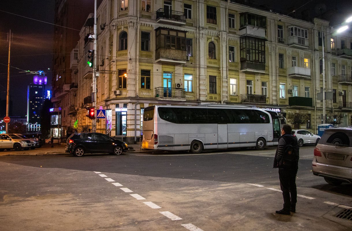 Сейчас о потоках кипящей воды напоминает только темная латка нового асфальта на месте прорыва Сейчас о потоках кипящей воды напоминает только темная латка нового асфальта на месте прорыва