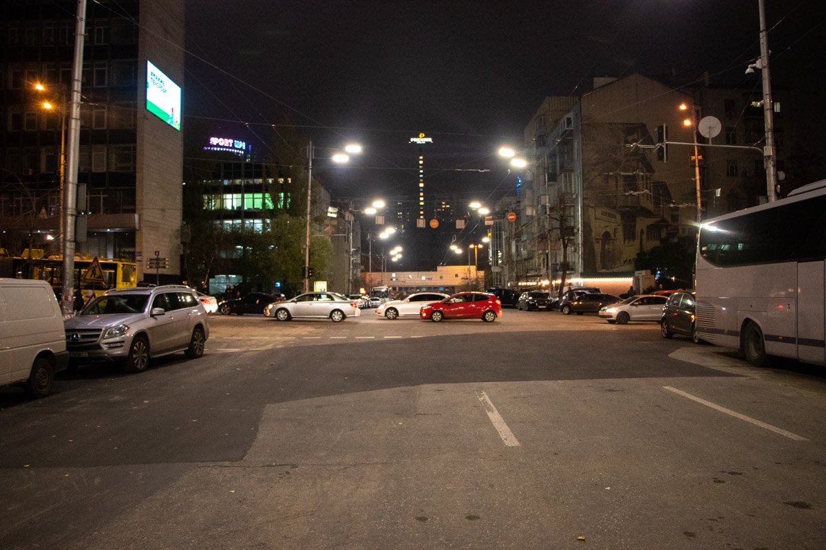 Вместо потоков кипятка по улице теперь бегут потоки машин Вместо потоков кипятка по улице теперь бегут потоки машин