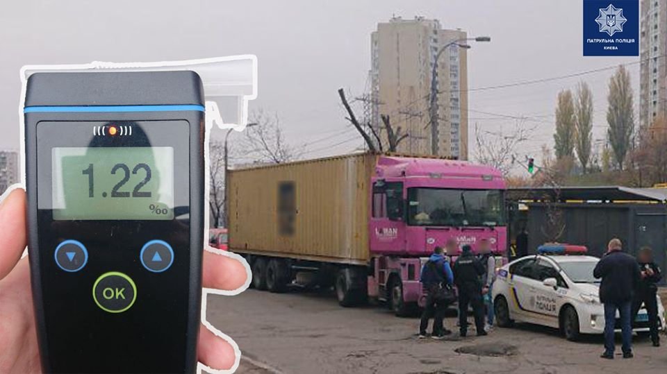 Позже патрульные остановили и его нетрезвого напарника 