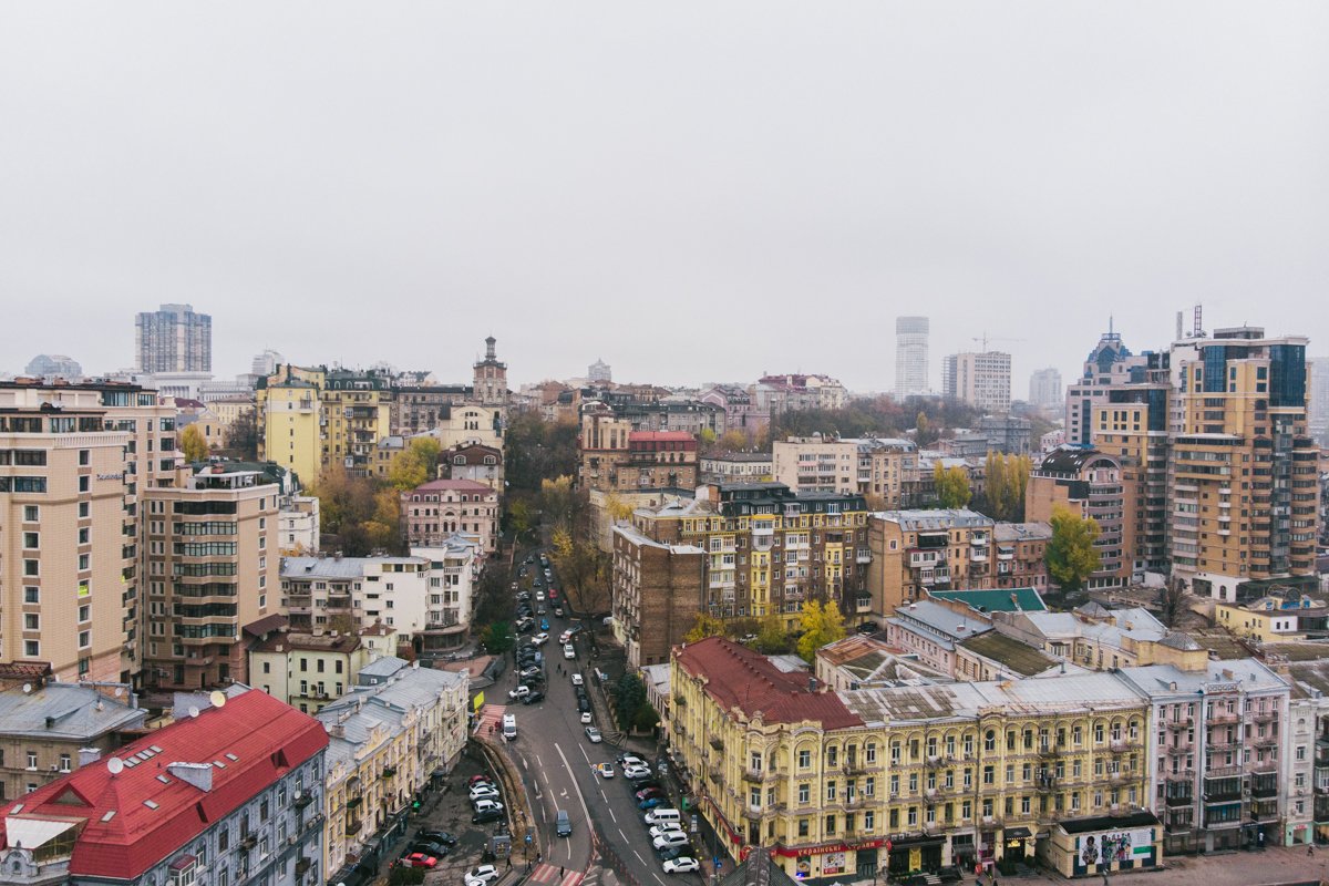 С неба лениво падал дождь, а жители города совсем не могли проснуться С неба лениво падал дождь, а жители города совсем не могли проснуться