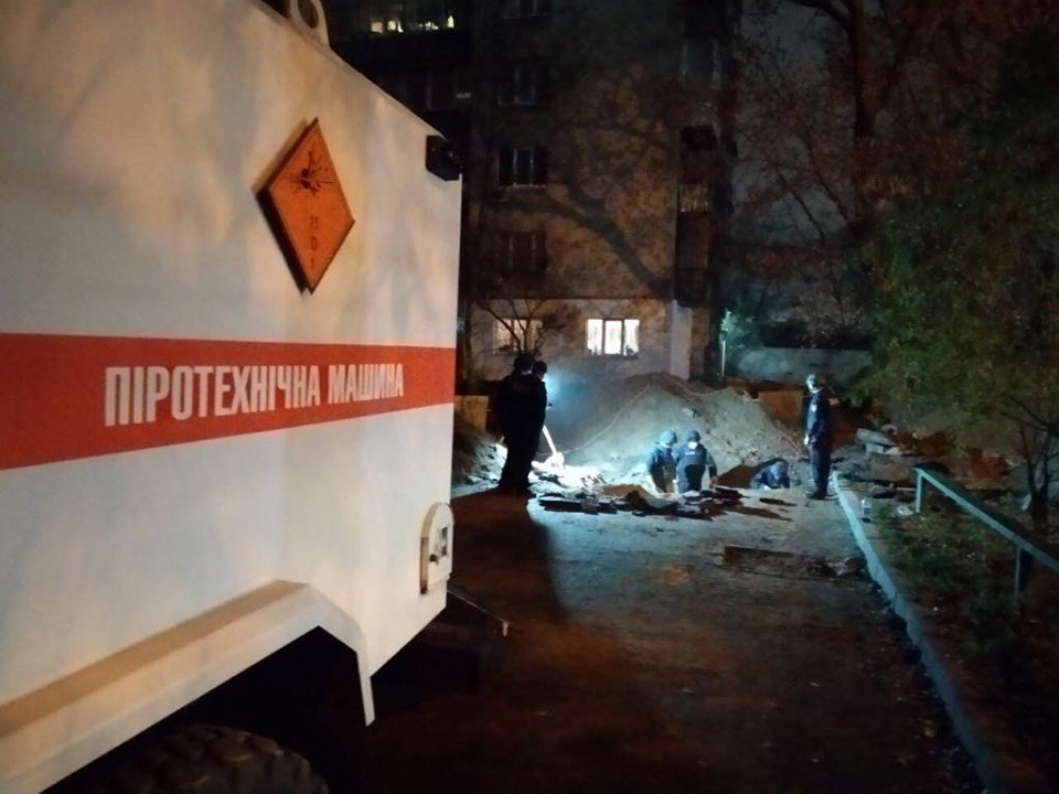 На месте сотрудники ГСЧС раскопали склад времен Второй мировой войны 