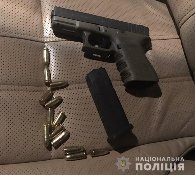 В Киеве иностранец возил в Range Rover пистолет и боевые патроны В Киеве иностранец возил в Range Rover пистолет и боевые патроны