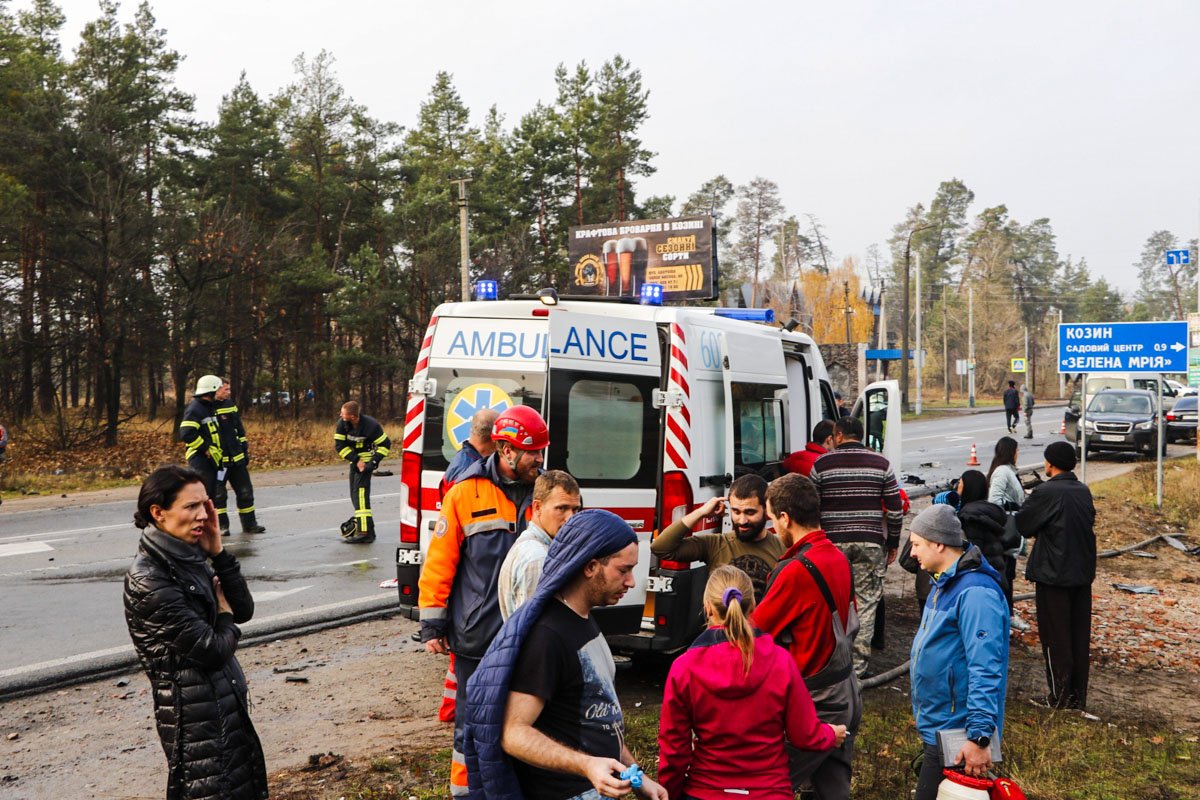 Водители потушили автомобиль и достали одну женщину