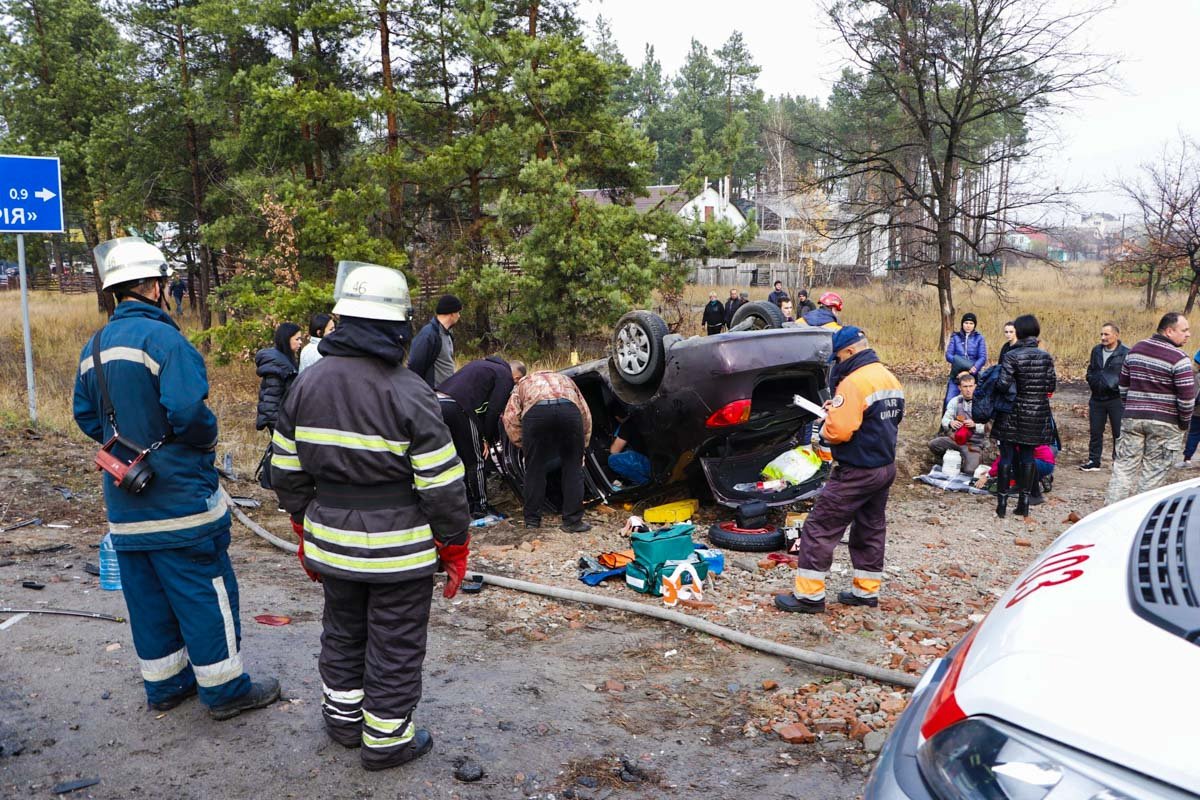 Еще одну пассажирку и водителя извлекли спасатели
