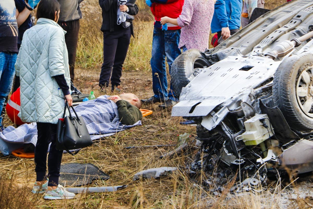 Водитель BMW также получил травмы конечностей и уехал в карете скорой помощи