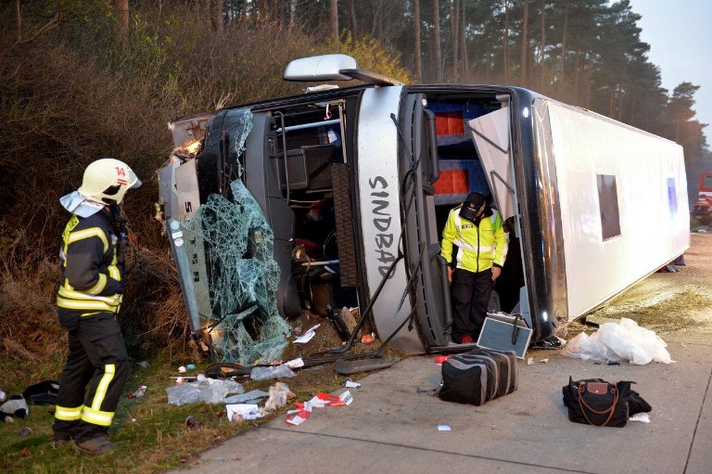 Десятки людей пострадали в результате аварии автобуса Десятки людей пострадали в результате аварии автобуса
