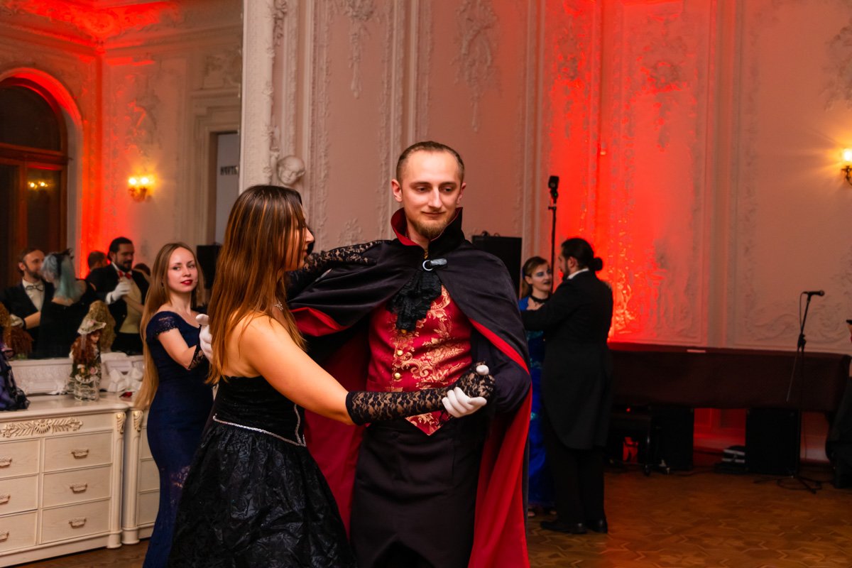 Мероприятие проходило на двух этажах здания. На первом  встречали гостей и угощали кровью из пробирок