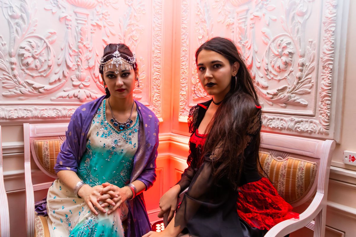 Участники рассказали, что не только организаторы, но и они готовились к шоу заранее - ходили на репетиции танцев и выбирали костюмы