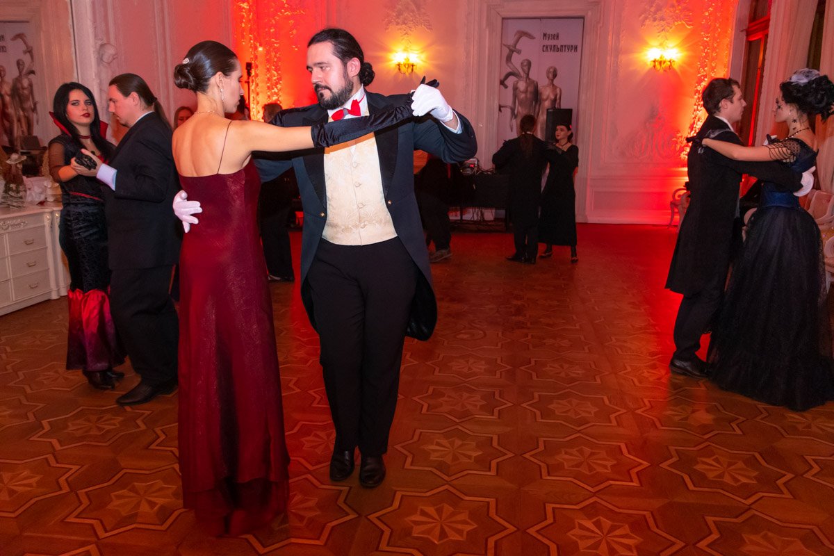 Гости мероприятия приглашали друг друга и танцевали вальс, импровизированное танго и кадриль