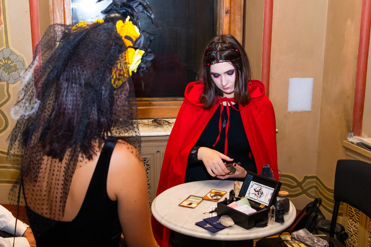 Знакомиться, общаться друг с другом и развлекаться можно было не только во время танца - в других залах расположились фотозоны с мистической атрибутикой и картинами, гадалка с картами Таро и зона для игр