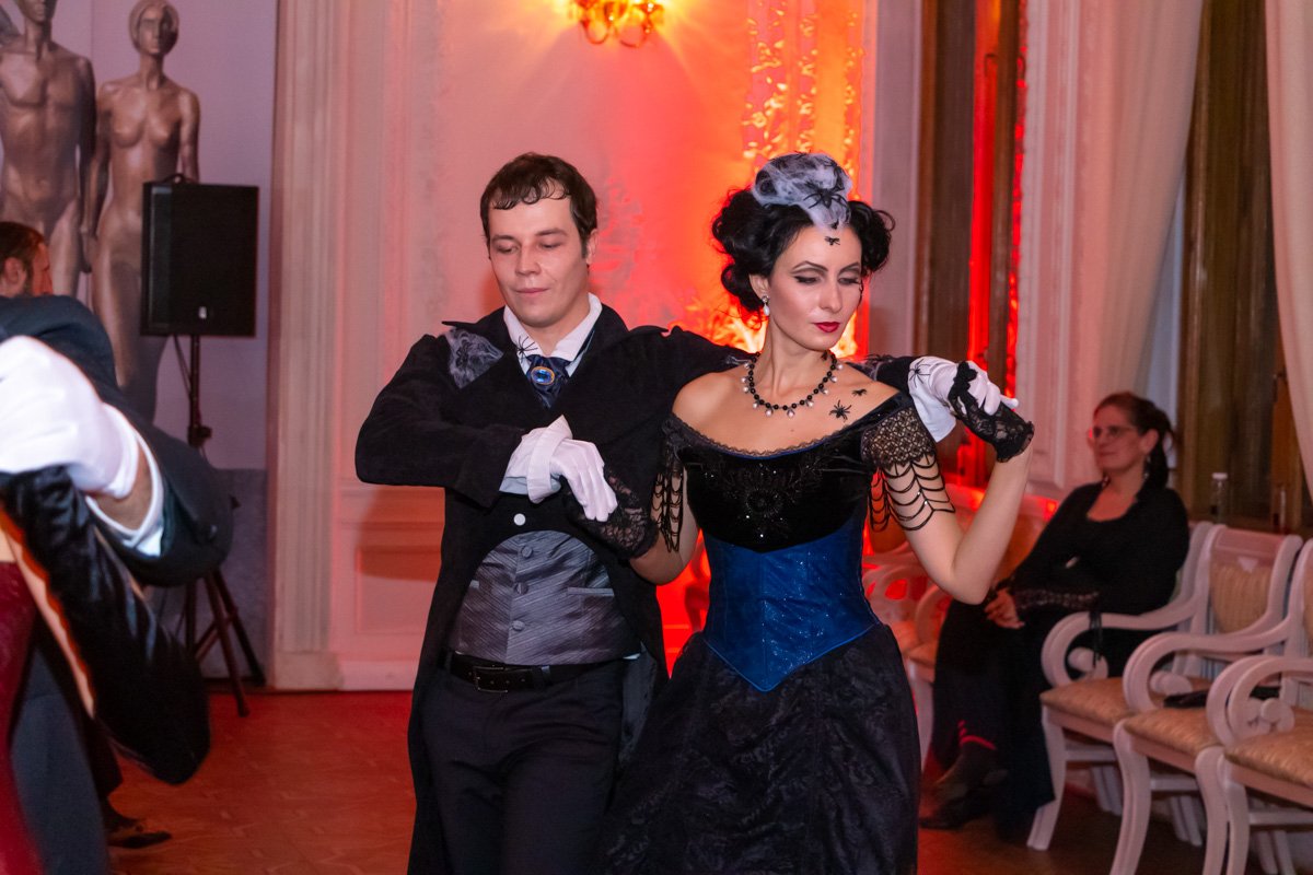 Это уже не первый вампирский бал, он проходит на протяжении пяти лет