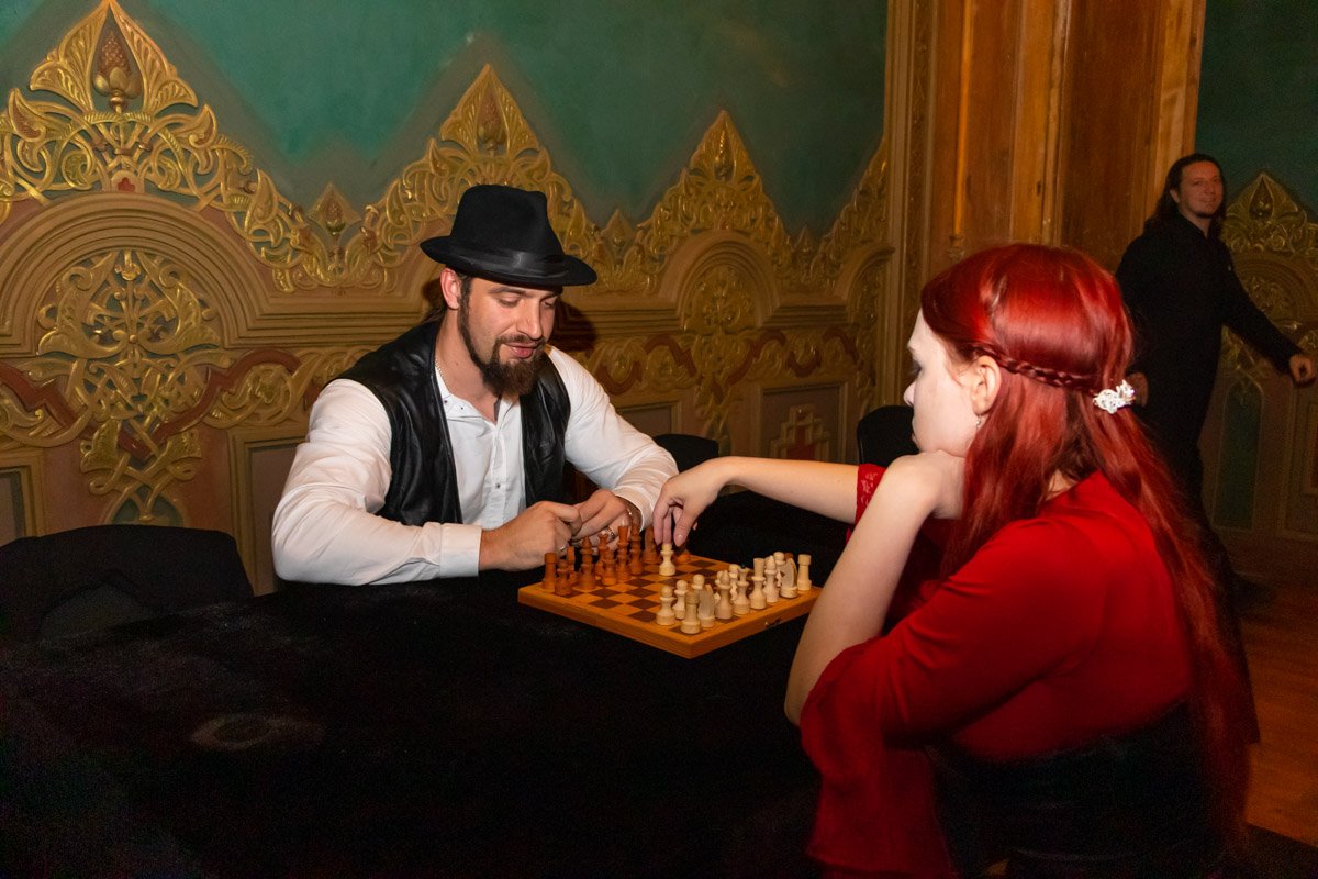 Во что еще играть бессмертным сущностям как не в классические шахматы?